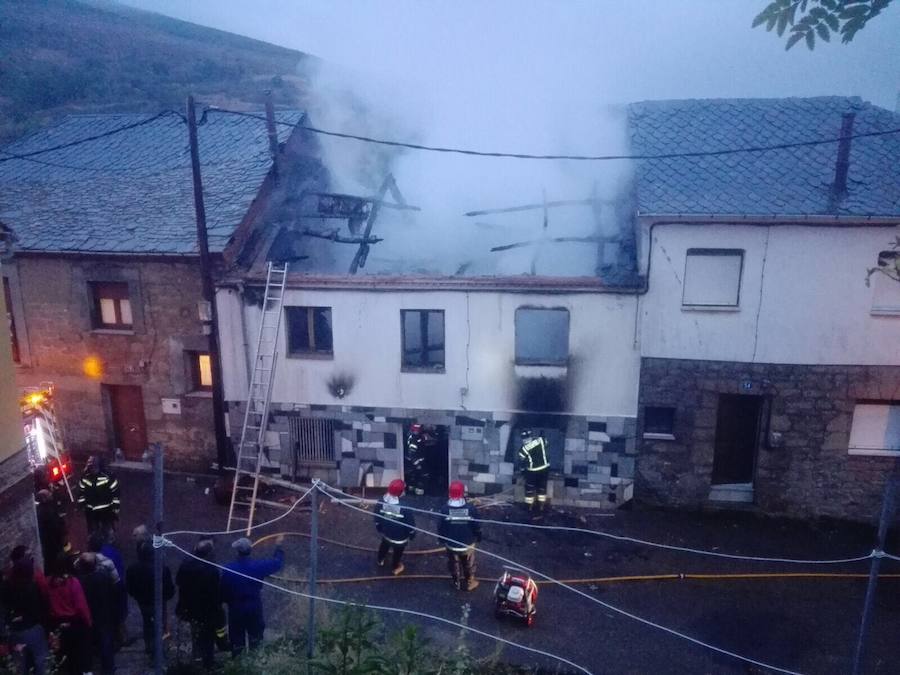 Un fuego calcina una casa en Quintana de Fuseros