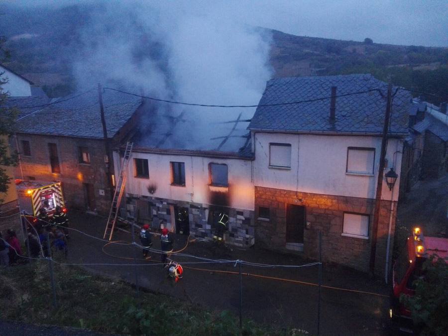 Un fuego calcina una casa en Quintana de Fuseros