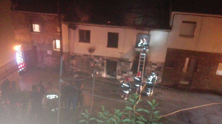 Un fuego calcina una casa en Quintana de Fuseros