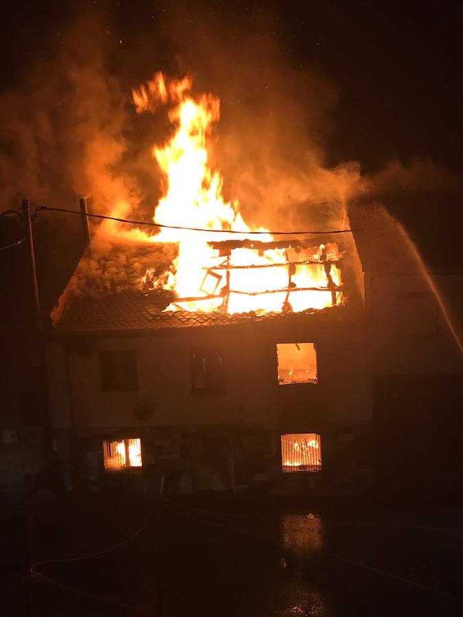 Un fuego calcina una casa en Quintana de Fuseros