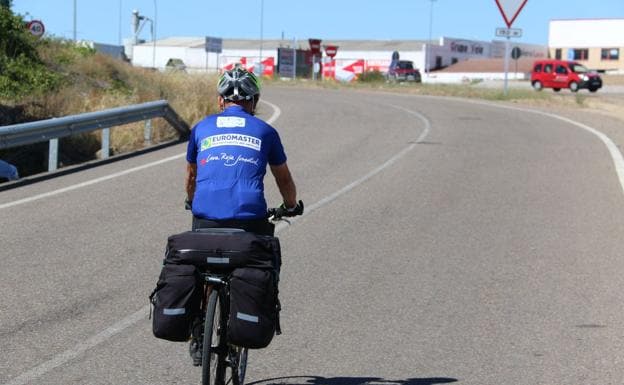 Imagen. Fernando Moreno inicia su camino hacia Santiago.