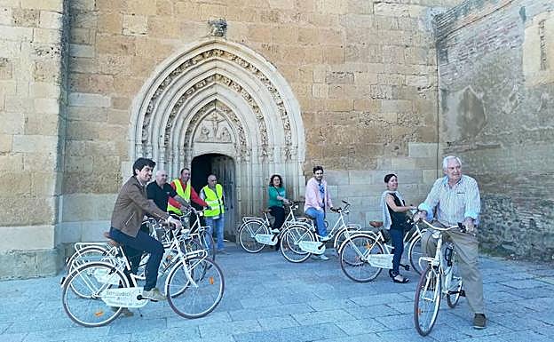 Las bicis a la puerta del monasterio de Sandoval.