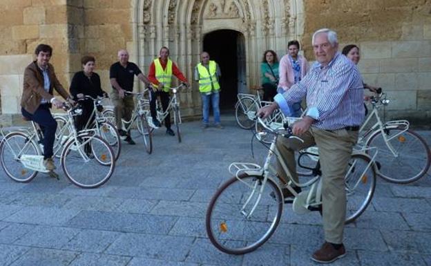 Imagen del Monasterio rodeado de bicicletas.