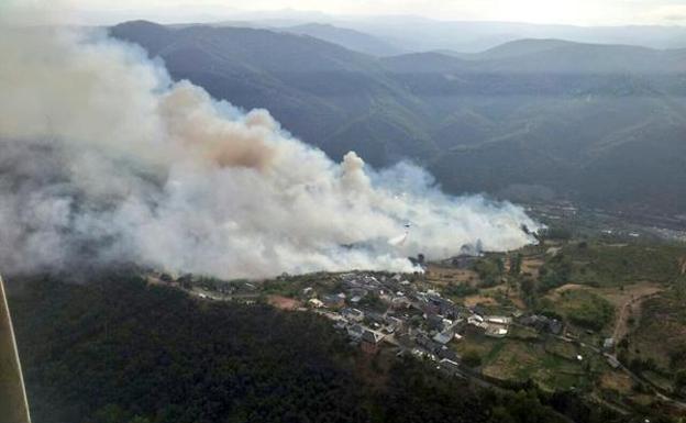 Imagen de archivo de un incendio en Matarrosa del Sil.