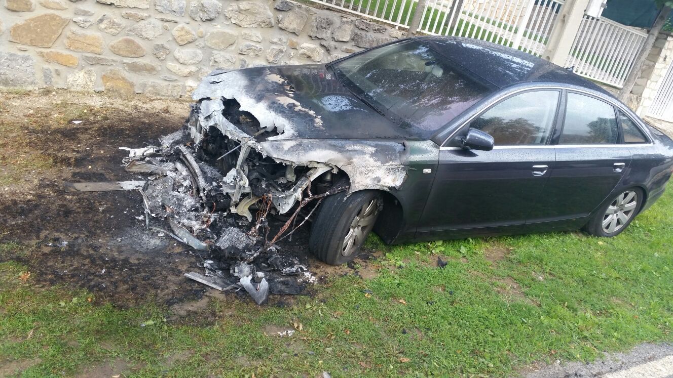 Incendian el coche de un miembro de la junta vecinal de Pinos | El afectado asegura que los litigios vecinales podrían encontrarse en el trasfondo de lo ocurrido | La Guardia Civil confirma que se trata de un acto intencional