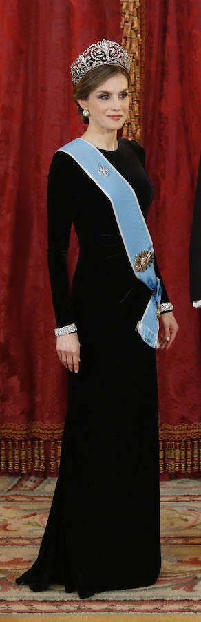 La reina Letizia antes de la cena de gala que los Reyes de España ofrecieron en el Palacio Real en honor del presidente del Argentina, Mauricio Macri y de su esposa, Juliana Awada en febrero de 2017.