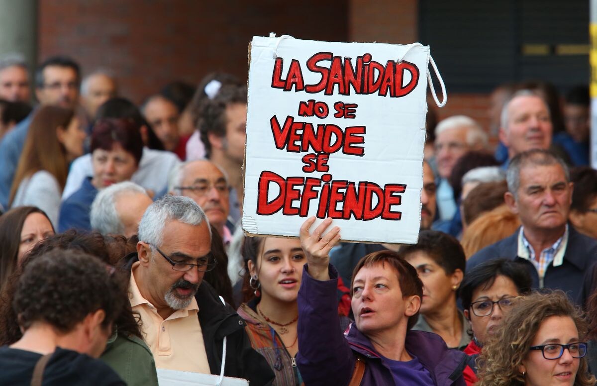 Concentración de apoyo a los encerrados que llevan cincuenta días en el hospital del Bierzo por la sanidad pública, organizada por la Asamblea de Usuarios de la Sanidad del Bierzo y Laciana. César Sánchez