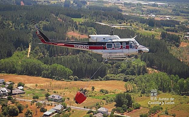 Un helicoptero de la Junta en labores de extinción.
