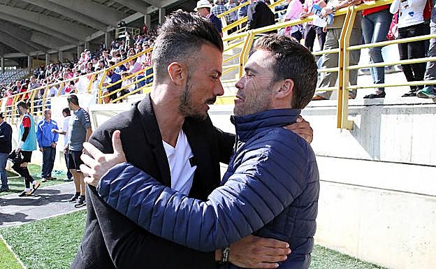 Rubén de la Barrera junto al técnico del Huesca.