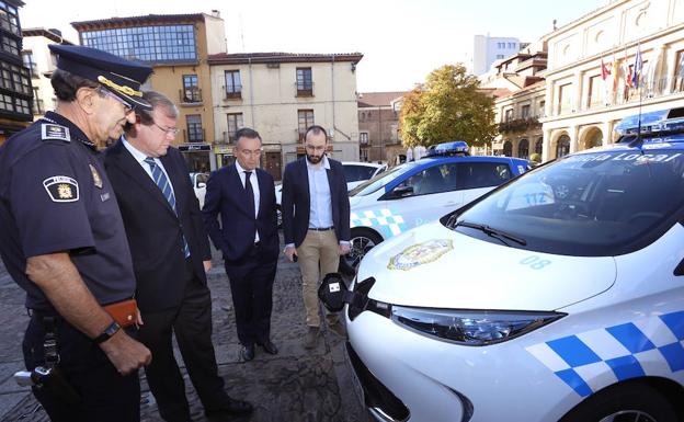 Antonio Silván presenta los dos nuevos vehículos eléctricos de la Policía Local. 