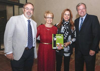 Imagen secundaria 1 - Presentación del libro 'Mis primeras elecciones'. 