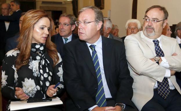 Silvia Clemente, Antonio Silván y Fernado Rey, este lunes en San Isidoro. 