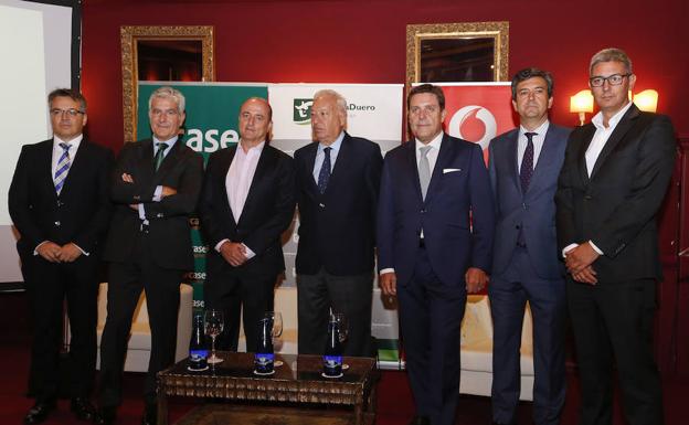 Imagen principal - León acoge una sesión del foro Diálogos para el Desarrollo con los ex ministros Miguel Sebastián y José Manuel García-Margallo. 