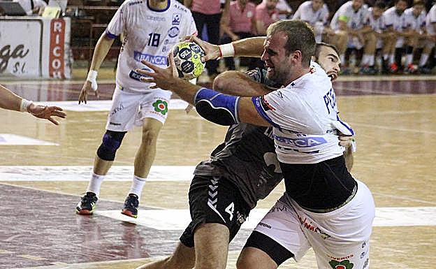 Pesic, en una acción ante Ciudad Encantada.