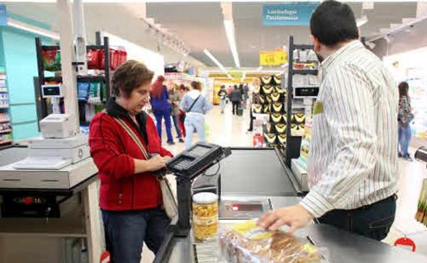 Una mujer compra en un supermercado.