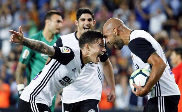 Simone Zaza celebra su tercer gol con Santi Mina. 