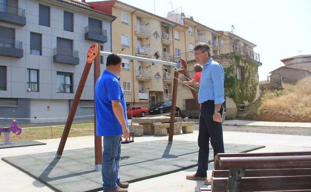 El Ayuntamiento de Valencia de Don Juan instala dos nuevos parques infantiles