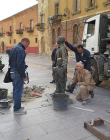 Imagen secundaria 2 - Instalación de las estatuas. 