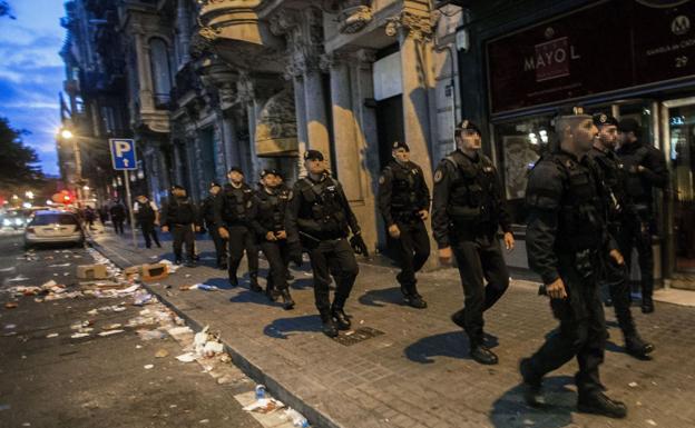 Agentes de la Guardia Civil proceden a registrar la consellería de Economía de la Generalitat.