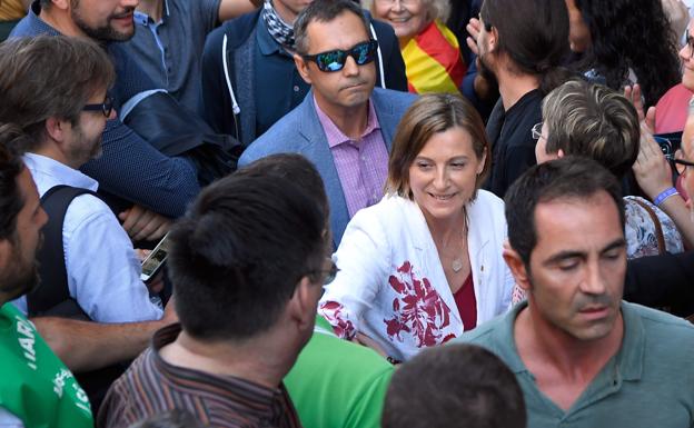 Carme Forcadell (c.), entre algunos manifestantes.