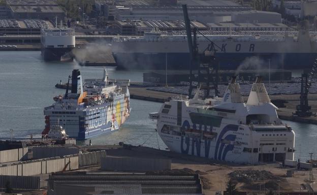 Impiden atracar al tercer barco del despliegue contra el referéndum.