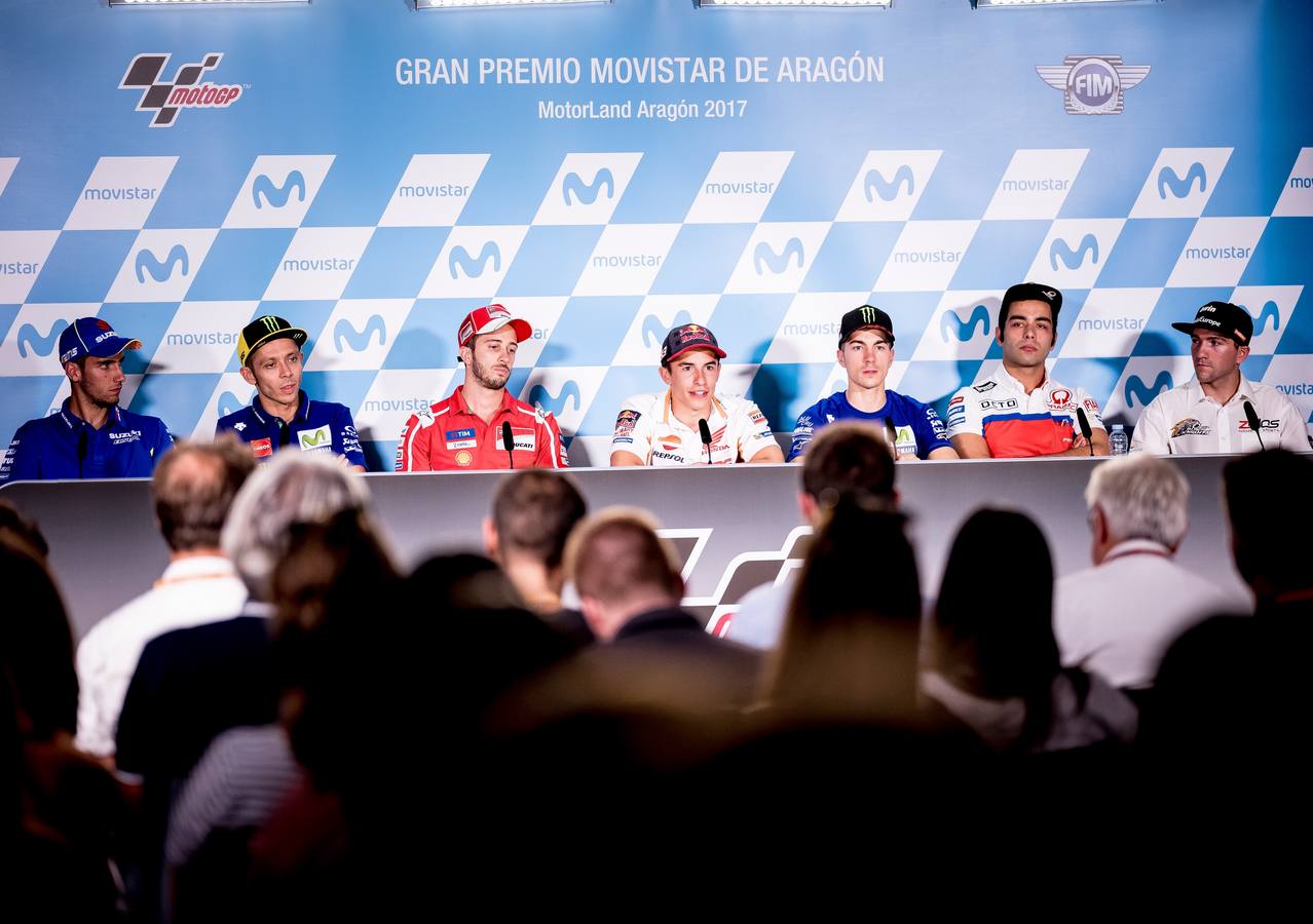Alex Rins, Valentino Rossi, Andrea Dovizioso., Marc Márquez, Maverick Viñales y Petruci, en rueda de prensa..