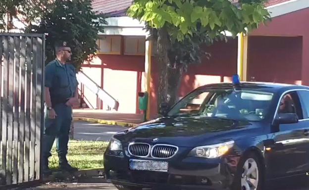 El coche oficial en el que viajaba el Rey.