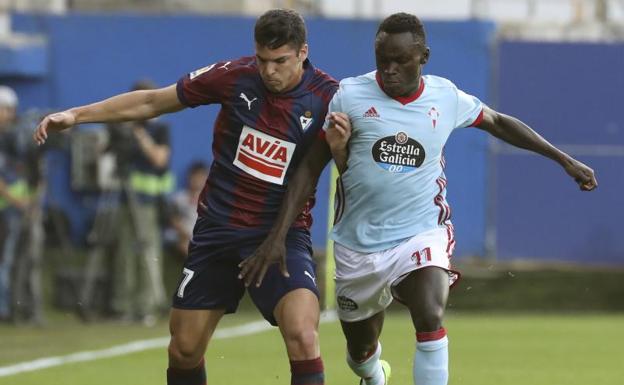 Ander Capa disputa un balón con Pione Sisto. 