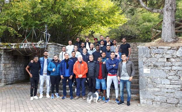 La plantilla del Delhi Dynamos FC visita las Cuevas de Valporquero.