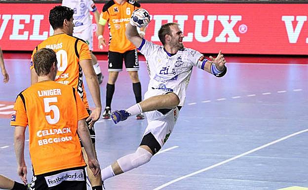 Zivan Pesic, en un partido con el Ademar.