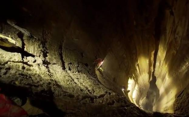 Jesús Calleja, durante la grabación del descenso al 'Gran Pozo MTDE'. 