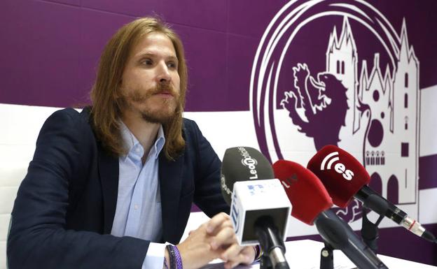 Imagen principal - Pablo Fernández en varios momentos de su intervención. 