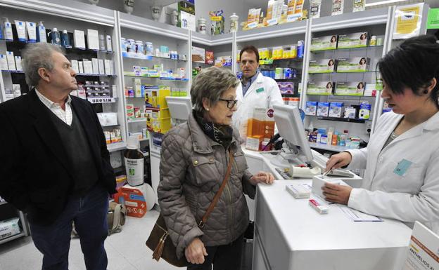 Clientes en una farmacia.