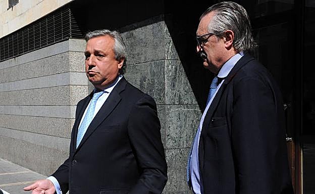 Andrés Martín de Paz (i), junto a su letrado (d), a la salida de la declaración en el Juzgado 4. 