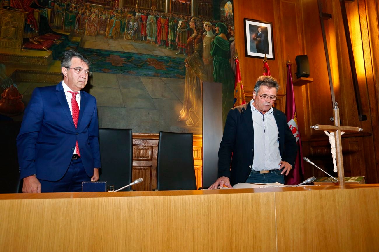 El presidente de la Diputación de León, Juan Martínez Majo, preside el Pleno Ordinario de la institución provincial