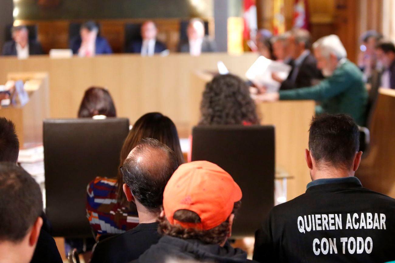 El presidente de la Diputación de León, Juan Martínez Majo, preside el Pleno Ordinario de la institución provincial