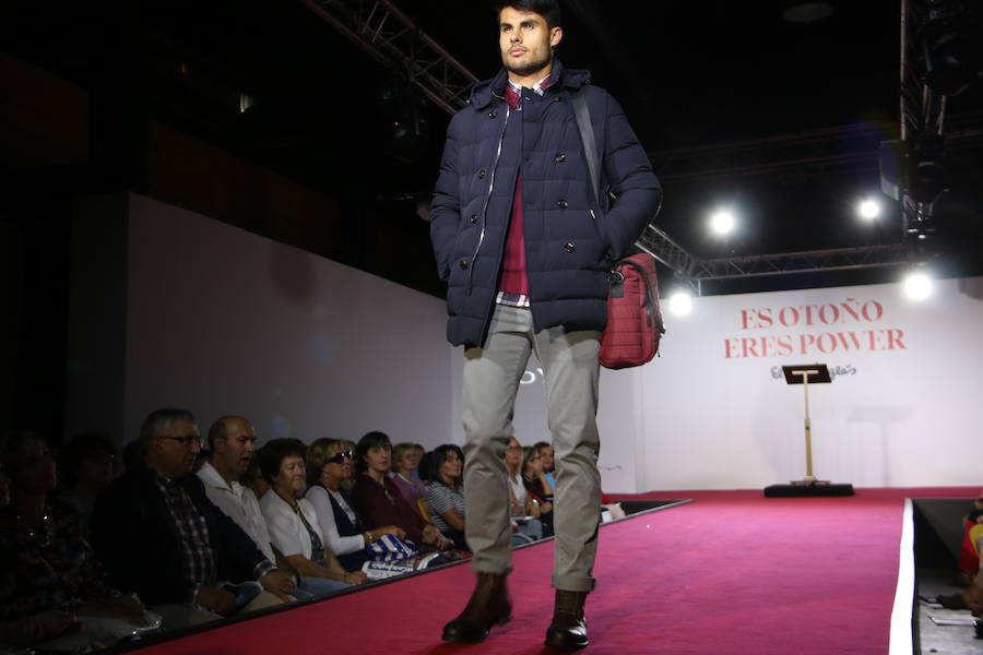 La nueva temporada apuesta por una colección dinámica y enérgica, con el rojo como gran protagonista, tonos metalizados, rayas simétricas y estampados florales