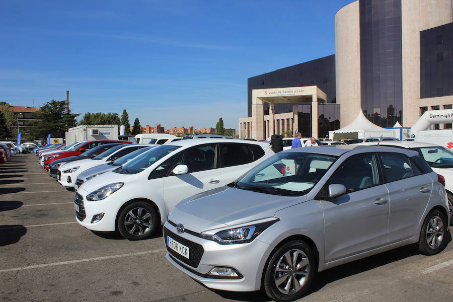 La primera de las actividades de las fiestas de San Froilán se inaugura en la explanada de la Junta con el objetivo de que los concesionarios de la ciudad muestren las mejores ofertas en vehículos de ocasión