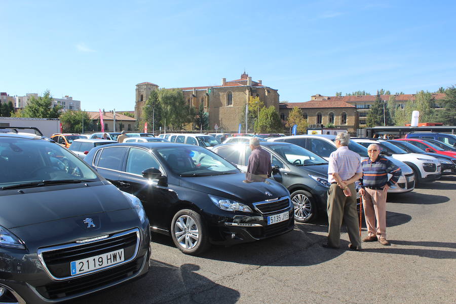 La primera de las actividades de las fiestas de San Froilán se inaugura en la explanada de la Junta con el objetivo de que los concesionarios de la ciudad muestren las mejores ofertas en vehículos de ocasión