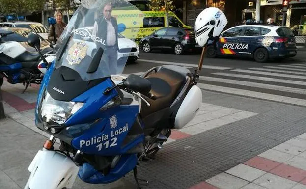 Una moto de la Policía Local en el lugar de los hechos. 