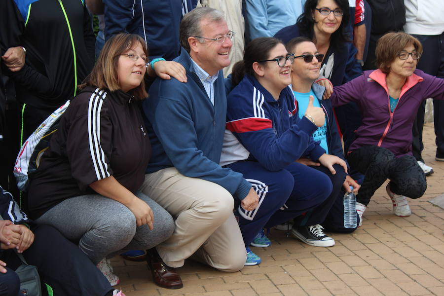 Puente Castro acoge la salida de la primera marcha ‘Camino de Santiago para todos’ con la que reivindicar vías a su paso por la provincia para las personas con movilidad reducida