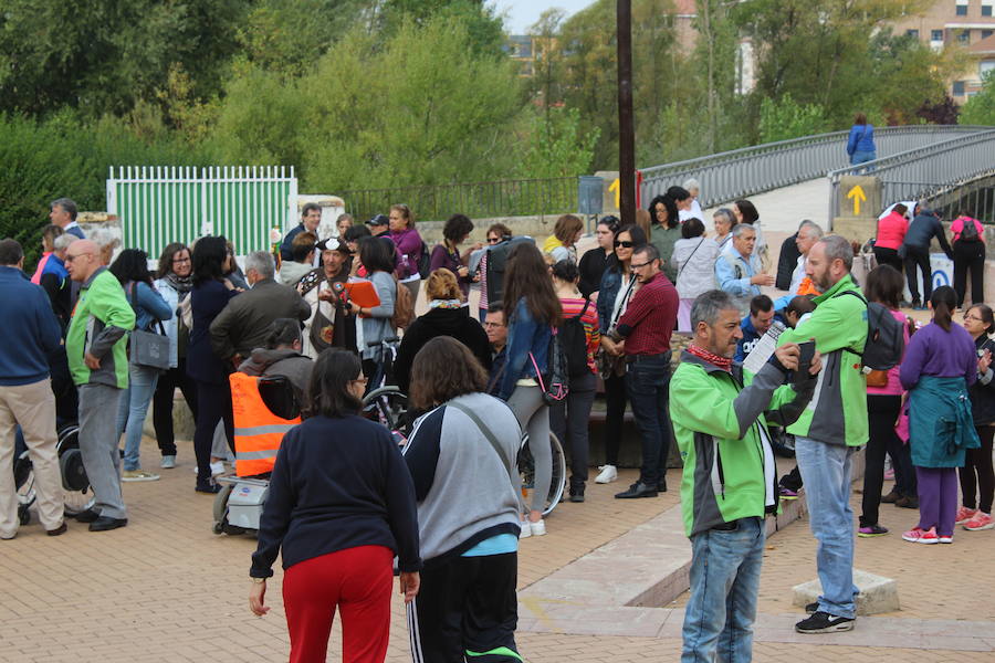 Puente Castro acoge la salida de la primera marcha ‘Camino de Santiago para todos’ con la que reivindicar vías a su paso por la provincia para las personas con movilidad reducida