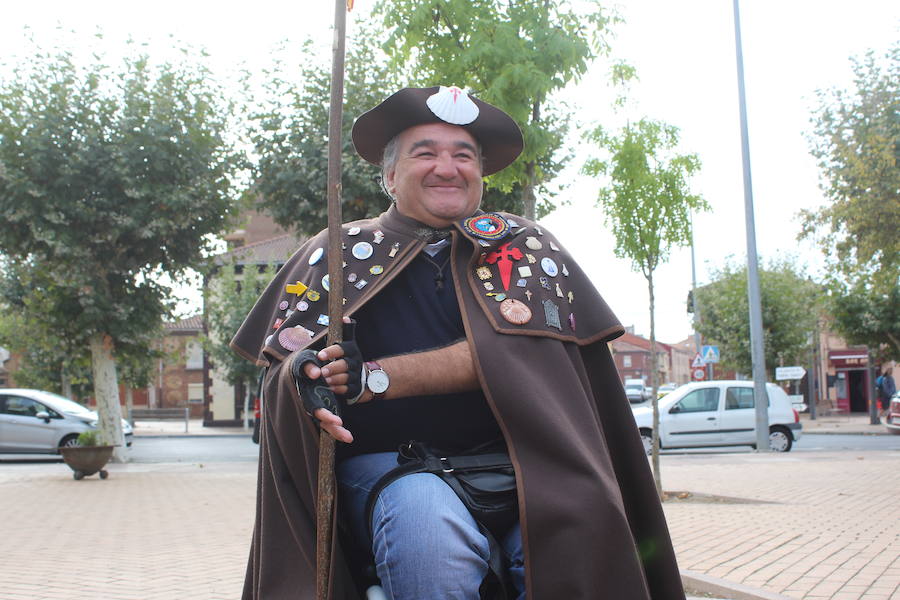 Puente Castro acoge la salida de la primera marcha ‘Camino de Santiago para todos’ con la que reivindicar vías a su paso por la provincia para las personas con movilidad reducida