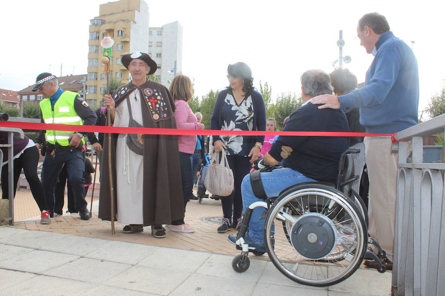 Puente Castro acoge la salida de la primera marcha ‘Camino de Santiago para todos’ con la que reivindicar vías a su paso por la provincia para las personas con movilidad reducida