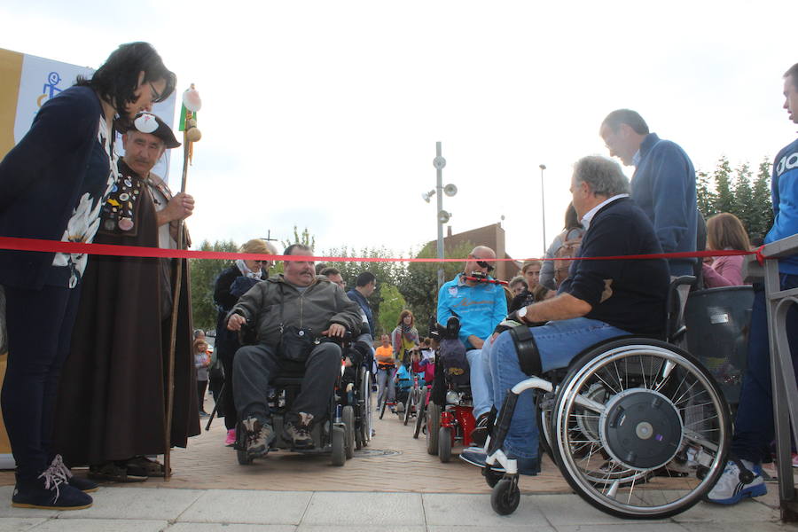 Puente Castro acoge la salida de la primera marcha ‘Camino de Santiago para todos’ con la que reivindicar vías a su paso por la provincia para las personas con movilidad reducida