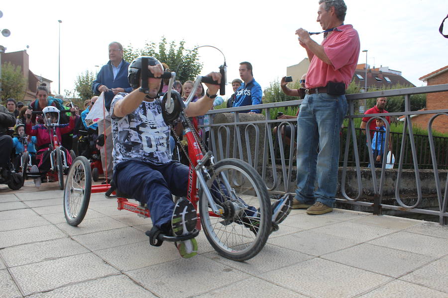 Puente Castro acoge la salida de la primera marcha ‘Camino de Santiago para todos’ con la que reivindicar vías a su paso por la provincia para las personas con movilidad reducida