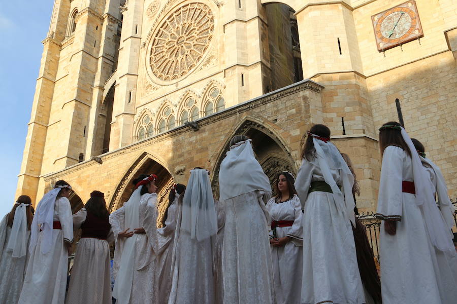 Las cien doncellas ya parten hacia las tierras del sur. Cincuenta nobles y cincuenta plebeyas que cada año forman un nefando tributo para evitar el ataque al Reino por parte de Abderramán I. Es la tradición que como cada año ha recorrido las calles de León para rememorar los tiempos en los que el emir de Córdoba recibía este tributo pactado con el rey astur Mauregato, quien intentaba evitar el ataque árabe en tierras cristianas