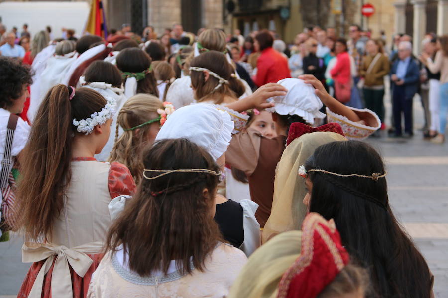 Las cien doncellas ya parten hacia las tierras del sur. Cincuenta nobles y cincuenta plebeyas que cada año forman un nefando tributo para evitar el ataque al Reino por parte de Abderramán I. Es la tradición que como cada año ha recorrido las calles de León para rememorar los tiempos en los que el emir de Córdoba recibía este tributo pactado con el rey astur Mauregato, quien intentaba evitar el ataque árabe en tierras cristianas