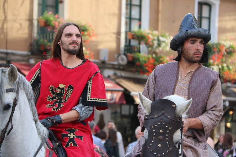 Las cien doncellas ya parten hacia las tierras del sur. Cincuenta nobles y cincuenta plebeyas que cada año forman un nefando tributo para evitar el ataque al Reino por parte de Abderramán I. Es la tradición que como cada año ha recorrido las calles de León para rememorar los tiempos en los que el emir de Córdoba recibía este tributo pactado con el rey astur Mauregato, quien intentaba evitar el ataque árabe en tierras cristianas