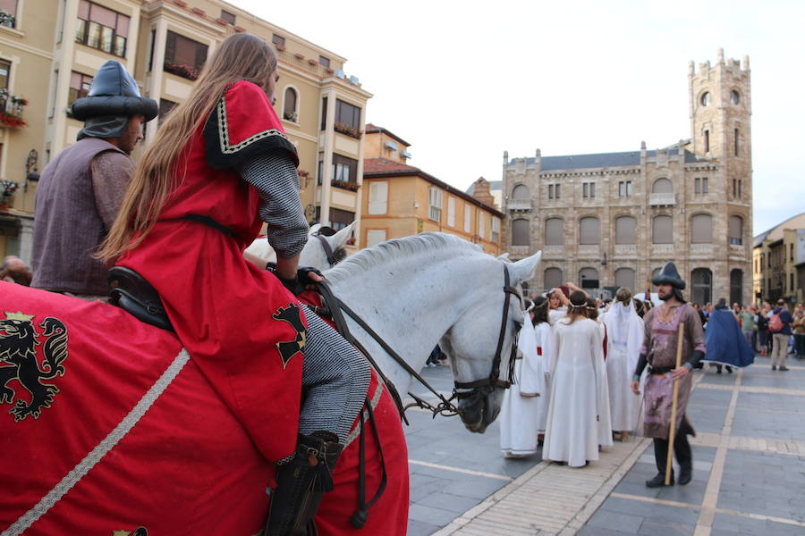 Las cien doncellas ya parten hacia las tierras del sur. Cincuenta nobles y cincuenta plebeyas que cada año forman un nefando tributo para evitar el ataque al Reino por parte de Abderramán I. Es la tradición que como cada año ha recorrido las calles de León para rememorar los tiempos en los que el emir de Córdoba recibía este tributo pactado con el rey astur Mauregato, quien intentaba evitar el ataque árabe en tierras cristianas